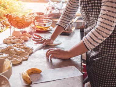 Roti yapma, roti harman tarafından roti maker yumurta, muz ve yağ ile un. Hint geleneksel sokak gıda.
