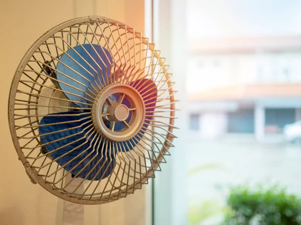 Mini Eski Vintage Mavi Fan Kopya Alanı Ile Cam Pencere — Stok fotoğraf