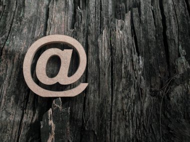 Ahşap e-posta adresi simgesi, eski kuru ahşap doku arka plan kopya alanı ile simgesine arroba. E-posta pazarlama online Internet, teknoloji ve çevre kavramı.