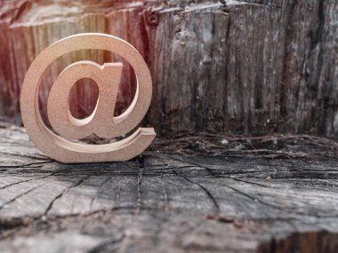 Ahşap e-posta adresi simgesi, eski kuru güdük doku arka plan üstünde arroba kutsal kişilerin resmi. E-posta pazarlama online Internet, teknoloji ve çevre kavramı.