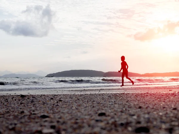 Силует Маленької Дівчинки Біжить Пляжі Сонячним Світлом Заході Сонця — стокове фото