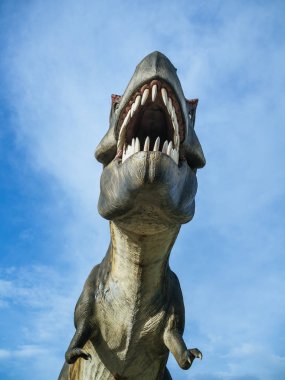 Dinozor Tyrannosaurus Rex mavi gökyüzü arka plan dikey stili.