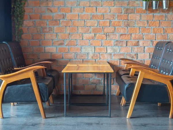 Zwarte Vintage Houten Leerbank Houten Tafel Bakstenen Muur Achtergrond Café — Stockfoto