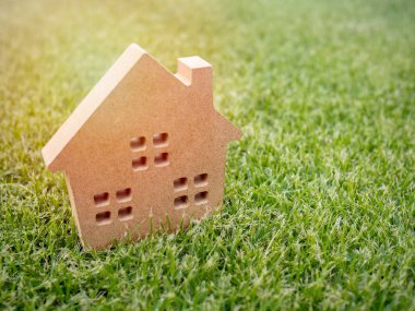 Kopya alanı yeşil çim zemin üzerine ahşap ev. Ev ekoloji kavramı