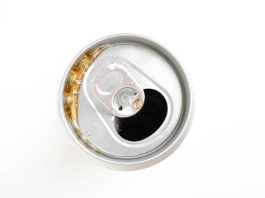 Açılan kutu köpüklü beyaz arka plan üzerinde izole su ile.