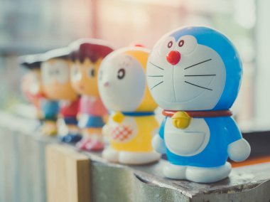Bangkok, Tayland - 19 Ağustos 2018: Doraemon, Dorami, Shizuka, Nobita ve Suneo şekil model ahşap masa, Doraemon manga şirin, komik ve güzel karakter kavramı üzerinde.