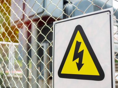 Yüksek gerilim uyarı tabela çelik mesh çit yüksek gerilim trafo trafo merkezi zemin üzerine.