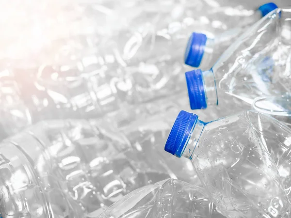 Boş ezilmiş şeffaf plastik geri dönüşüm yakın kopya alanı beyaz zemin üzerine içki su şişeleri. Küresel ısınma konsepti.