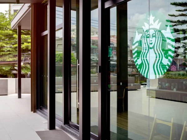 Bangkok, Tayland - 18 Ağustos 2018: Starbucks kafede pencere cam arkasında kapı içinde işareti. Starbucks bir Amerikan kahve şirketine ve dünyanın en büyük kahve şirketi kuruluşudur.