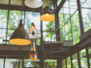 Kafe arka plan bulanık. Tavan lambası kafede bokeh vintage tarzı ile arka plan bulanıklık.