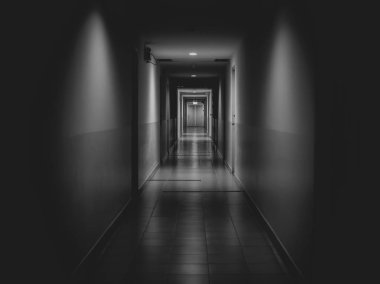 Bina karanlık gizemli koridorda. Kapı oda perspektif içinde yalnız sessiz ışık ile siyah beyaz stil üzerinde bina. korku peyzaj kavramı.