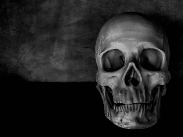 Cara Cráneo Humano Horror Mesa Madera Vieja Fondo Pared Grunge —  Fotos de Stock