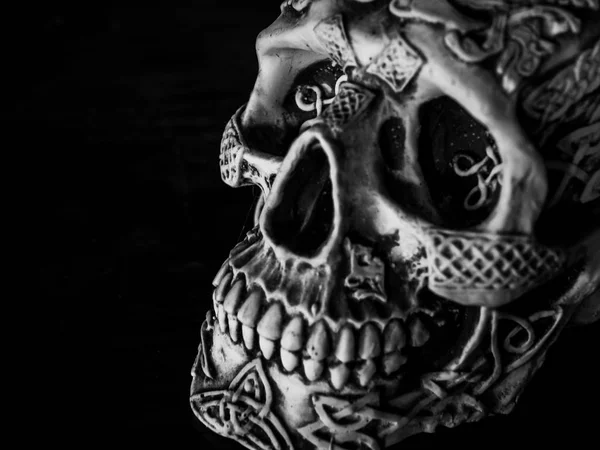 Detail Krásné Horor Gravírování Lebka Obličeje Izolované Černém Pozadí Černou — Stock fotografie