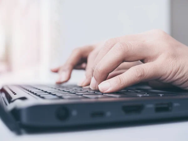 Tangan Tertutup Mengetik Papan Ketik Laptop Hitam Atas Meja Putih — Stok Foto