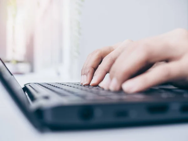 Nahaufnahme Hände Tippen Auf Schwarzer Laptop Computertastatur Auf Weißem Tisch — Stockfoto