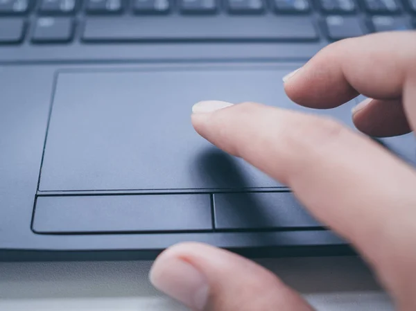 Γκρο Πλαν Χέρια Αγγίζουν Touch Pad Στο Μαύρο Φορητό Πληκτρολόγιο — Φωτογραφία Αρχείου