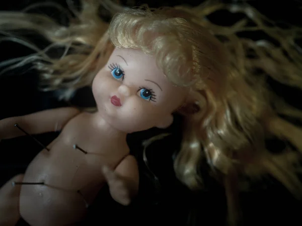 Närbild Dirty Baby Docka Blond Hår Med Pins Mörk Bakgrund — Stockfoto