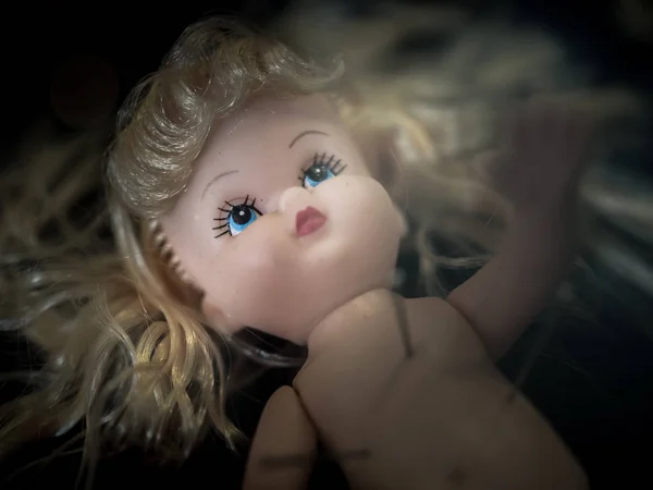 特写肮脏的婴儿娃娃金发与别针在黑暗的背景 恐怖和诅咒概念 — 图库照片