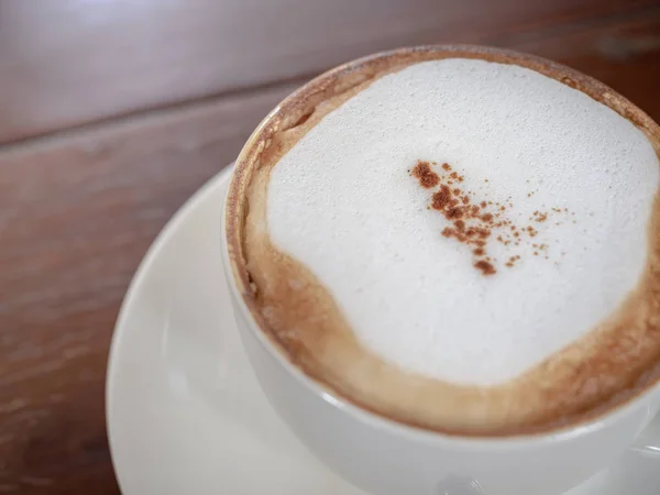 ดโฟมกาแฟของถ วยกาแฟร อนส ขาวบนพ นหล งโต ะไม าเนา — ภาพถ่ายสต็อก