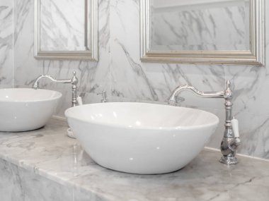 Beyaz lüks banyo lavabo. Beyaz modern iç mekan tasarımları mermer banyo Yuvarlak lavabo, alüminyum musluk ve duvar aynalar.