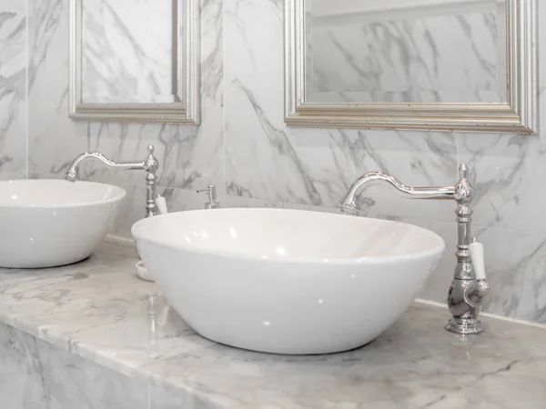 Beyaz Lüks Banyo Lavabo Beyaz Modern Mekan Tasarımları Mermer Banyo — Stok fotoğraf