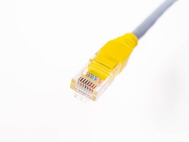 Beyaz arka plan üzerinde izole kapat-p sarı ve gri ethernet kablosu.