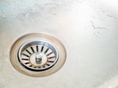 Kirli paslanmaz çelik mutfak lavabo drenaj su lekesi ile kopya alanı ile.