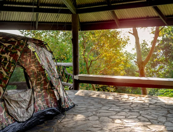 Tenda Acampamento Chão Pedra Sob Telhado Pavilhão Vista Natureza Colina — Fotografia de Stock