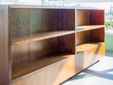 Pencere cam ışık ve gölge güneşli Cafe yakınındaki boş ahşap kitap raf.