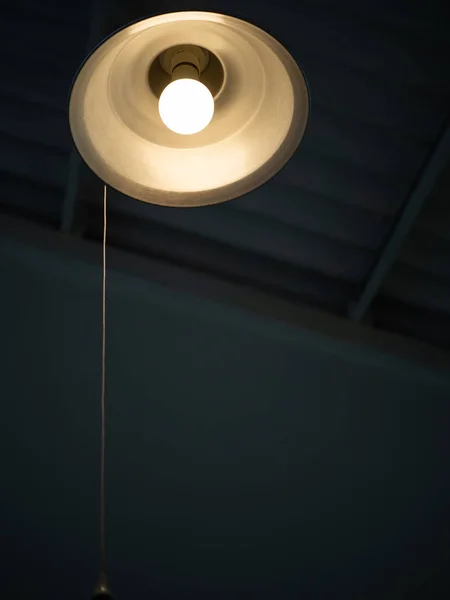 Verlichting Van Vintage Ronde Plafondlamp Met Pull Snoer Schakelaar Donkere — Stockfoto
