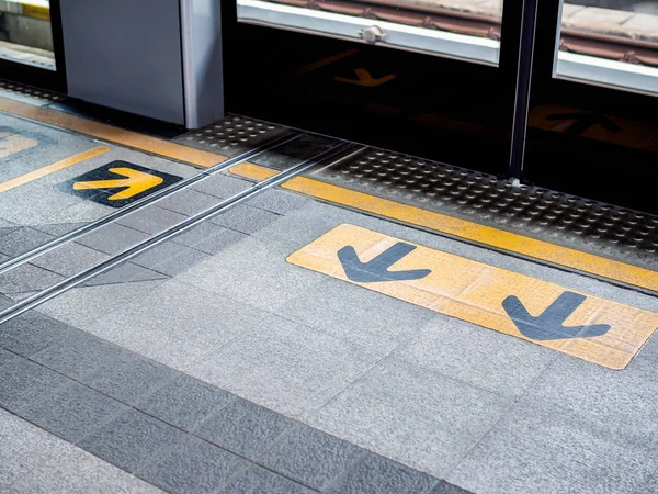 Zone Attente Sur Station Skytrain Flèche Jaune Pointant Ligne Sécurité — Photo