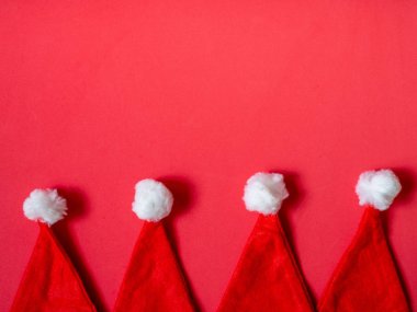 Santa Claus şapka kopya alanı kırmızı zemin üzerine satır. Noel minimalist arka plan kavramı.