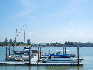 Krabi, Tayland - 2 Kasım 2018: Hız tekne ve Lüks Yatlar liman içinde demirledi. Marina, krabi, Tayland, balıkçı köyü arka plan ile denizde modern motorlu tekneler otopark.