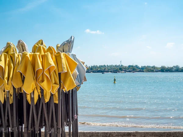 Vecchio Bianco Giallo Tenda Pieghevole All Aperto Piedi Sfondo Paesaggio — Foto Stock