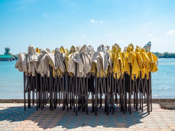 Vecchio Bianco Giallo Tenda Pieghevole All Aperto Piedi Sul Sentiero — Foto Stock