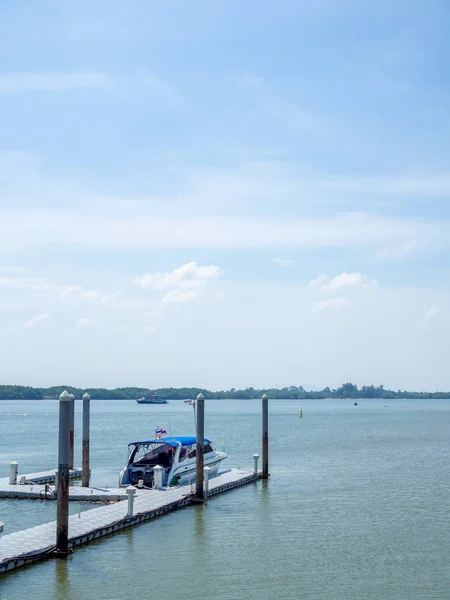 スピード ボートは ポートにドッキング クラビ コピー スペースで海と青い空の背景のスピード ボート — ストック写真
