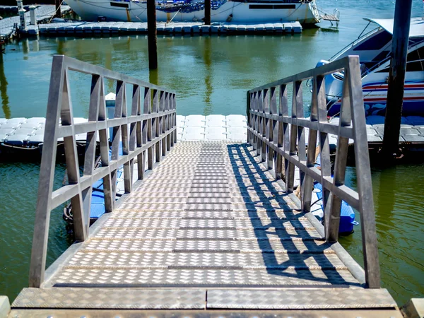 Metalen Loopbrug Ladder Gedokt Aan Zwevende Kunststof Loopbrug Haven — Stockfoto