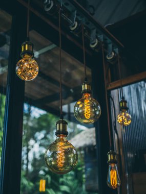 Dekoratif antika edison vintage tarzı Işık Ampüller Cafe arka plan dikey tarzı üzerinde.