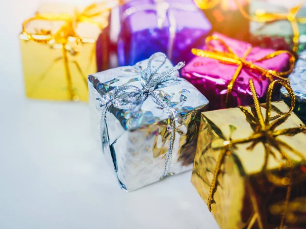 Close Kleine Kleurrijke Geschenkdozen Witte Achtergrond Met Kopie Ruimte Vele — Stockfoto