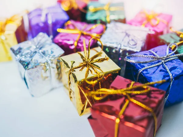 Close Kleine Kleurrijke Geschenkdozen Witte Achtergrond Vele Geschenken Verpakt Kleurrijke — Stockfoto