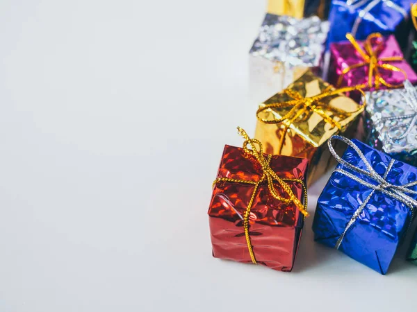 Kleine Kleurrijke Geschenkdozen Witte Achtergrond Met Kopie Ruimte Bovenaanzicht Van — Stockfoto