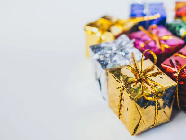 Close Kleine Kleurrijke Geschenkdozen Witte Achtergrond Met Kopie Ruimte Bovenaanzicht — Stockfoto