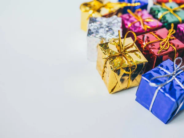 Kleine Kleurrijke Geschenkdozen Witte Achtergrond Met Kopie Ruimte Bovenaanzicht Van — Stockfoto