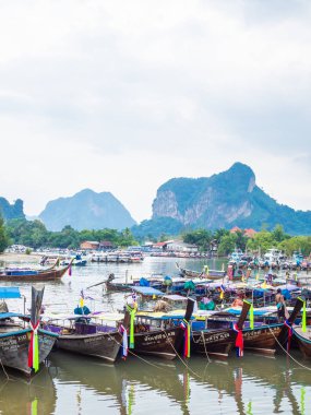 Krabi, Tayland - 3 Kasım 2018 - Ao Nang bağlantı noktası deniz manzarası arka plan, Krabi, Tayland, Thailand dikey stil ile otopark birçok geleneksel seyahat uzun kuyruk tekne.