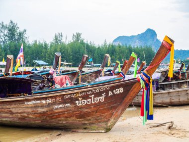Krabi, Tayland - 3 Kasım 2018 - Ao Nang bağlantı noktası Krabi, Tayland, Thailand, deniz manzarası arka plan ile otopark birçok geleneksel seyahat uzun kuyruk tekne.