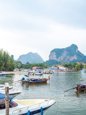 Krabi, Tayland - 3 Kasım 2018 - birçok geleneksel seyahat uzun kuyruk tekne ve Ao Nang bağlantı noktası deniz manzarası arka plan, Krabi, Tayland, Thailand dikey stil ile Otopark Lüks Motorlu kayak sandallar.