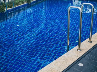Yüzme havuzunda barlar merdiveni al. Yüzme Havuzu merdiven kopya alanı ile.