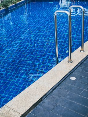 Yüzme Havuzu dikey stil barlar merdiveni al. Yüzme Havuzu merdiven kopya alanı ile.
