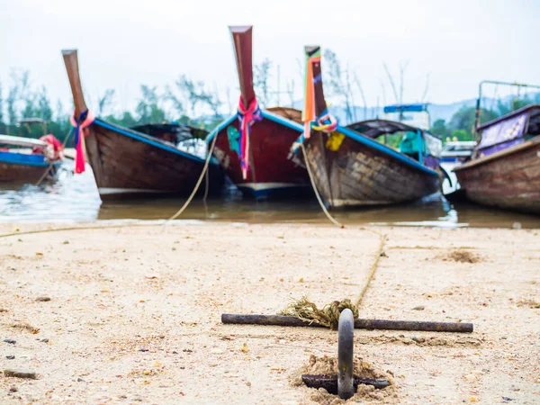 Tayland denizde geleneksel long tail tekne ile kum plaj paslı çapa.