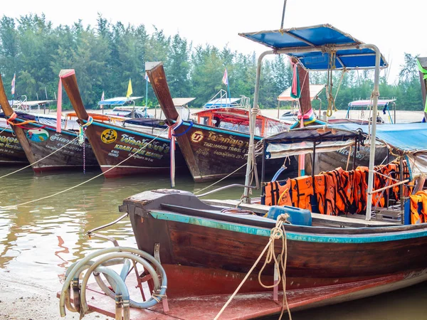Krabi, Tayland - 3 Kasım 2018 - Ao Nang bağlantı noktası Krabi, Tayland, Thailand, deniz manzarası arka plan ile otopark birçok geleneksel seyahat uzun kuyruk tekne.